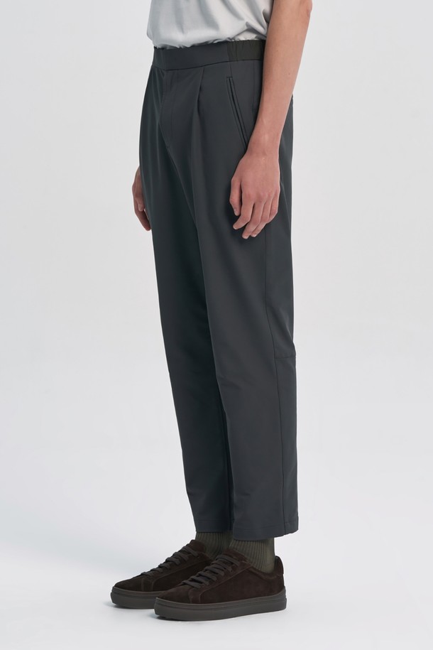 BROMPTON LONDON - 캐주얼팬츠 - STRETCH ONE TUCK TROUSERS - CHARCOAL (P233MPT112)