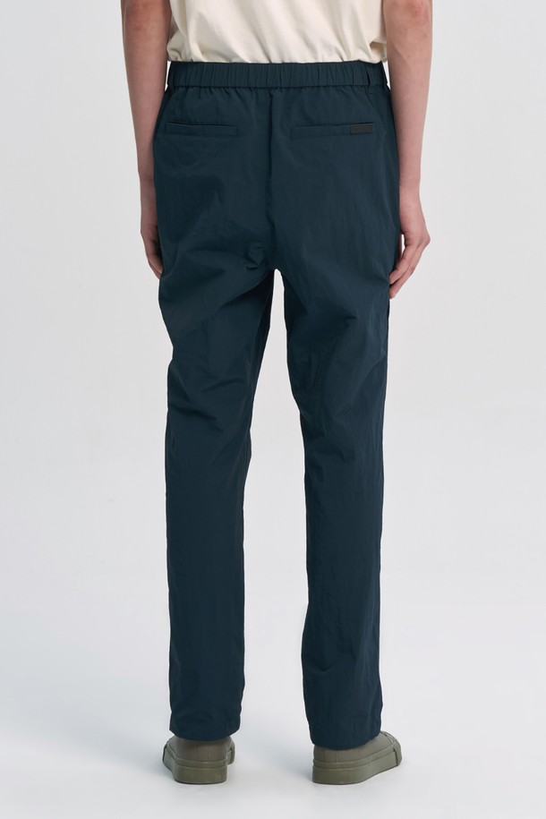 네이비 컬러의 NYLON SET 포켓 디테일 밴딩 트라우저입니다. 면 가공된 나일론 소재로 제작되어 부드러운 촉감과 우수한 내구성을 자랑하며, 가을과 겨울에 적합합니다. 허리 밴딩 디자인으로 편안한 착용감을 제공하며, 캐주얼, 미니멀, 클래식 스타일 연출에 용이합니다. 일상생활에서 데일리룩으로 활용하기 좋은 스트레이트 핏 긴 바지입니다. 포켓 디테일로 포인트를 더했습니다.
