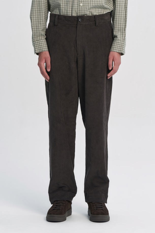 <p>코듀로이 릴랙스 핏 트라우저 - 차콜 (P234MPT226)는 가을, 겨울 시즌에 어울리는 남성용 코듀로이 팬츠입니다.</p>
<p>부드러운 촉감의 면 100% 코듀로이 소재로 제작되어 편안한 착용감을 선사하며, 릴랙스 핏으로 활동성을 높였습니다.</p>
<p>차콜 색상의 무지 디자인으로 다양한 상의와 매치하기 용이하며, 캐주얼, 미니멀, 클래식 스타일을 연출할 수 있습니다.</p>
<p>두꺼운 두께감으로 보온성을 더했으며, 데일리룩, 산책룩, 동네 마실룩 등 폭넓은 TPO에 활용하기 좋습니다.</p>
<p>밴딩 디테일 없이 깔끔하게 떨어지는 핏이 특징입니다.</p>
