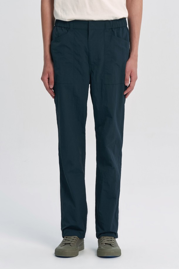 네이비 컬러의 NYLON SET 포켓 디테일 밴딩 트라우저입니다. 면 가공된 나일론 소재로 제작되어 부드러운 촉감과 우수한 내구성을 자랑하며, 가을과 겨울에 적합합니다. 허리 밴딩 디자인으로 편안한 착용감을 제공하며, 캐주얼, 미니멀, 클래식 스타일 연출에 용이합니다. 일상생활에서 데일리룩으로 활용하기 좋은 스트레이트 핏 긴 바지입니다. 포켓 디테일로 포인트를 더했습니다.
