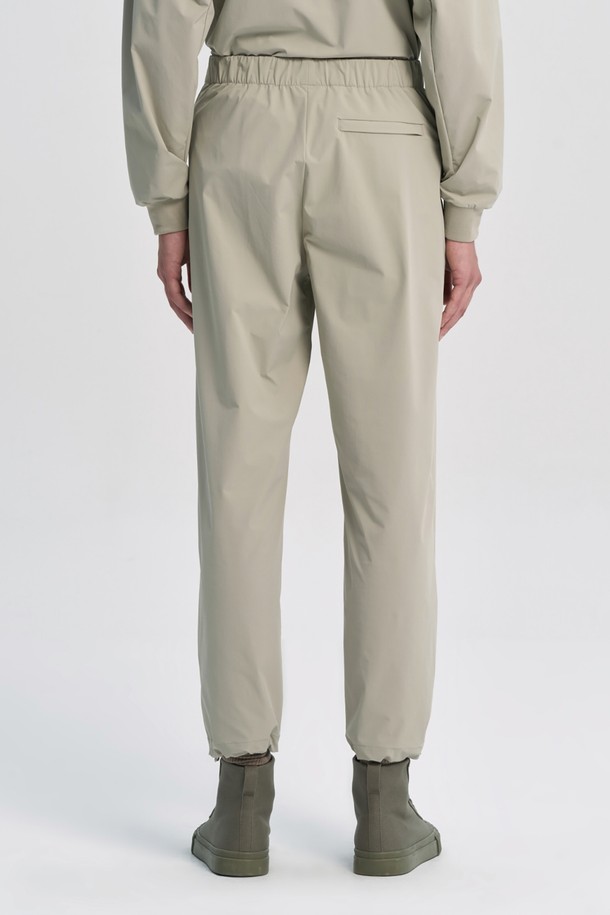 **LOGO WOVEN STRAIGHT TROUSERS - L/BEIGE (P233MPT113)**

베이지 컬러의 로고 우븐 디테일이 돋보이는 스트레이트 핏 바지입니다. 나일론, 폴리우레탄, 폴리에스터 혼방 소재로 제작되어 부드러운 촉감과 뛰어난 스트레치성을 제공합니다. 사계절 내내 데일리하게 착용 가능하며, 캐주얼, 미니멀, 클래식 스타일을 연출하기 좋습니다. 얇은 두께감으로 편안한 착용감을 선사하며, 안감이 있어 비침 걱정을 덜 수 있습니다. 동네 마실룩, 출근룩 등 다양한 TPO에 활용하기 좋은 아이템입니다.
