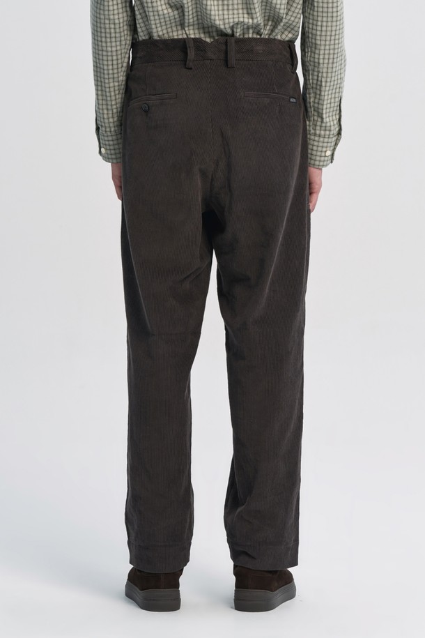 <p>코듀로이 릴랙스 핏 트라우저 - 차콜 (P234MPT226)는 가을, 겨울 시즌에 어울리는 남성용 코듀로이 팬츠입니다.</p>
<p>부드러운 촉감의 면 100% 코듀로이 소재로 제작되어 편안한 착용감을 선사하며, 릴랙스 핏으로 활동성을 높였습니다.</p>
<p>차콜 색상의 무지 디자인으로 다양한 상의와 매치하기 용이하며, 캐주얼, 미니멀, 클래식 스타일을 연출할 수 있습니다.</p>
<p>두꺼운 두께감으로 보온성을 더했으며, 데일리룩, 산책룩, 동네 마실룩 등 폭넓은 TPO에 활용하기 좋습니다.</p>
<p>밴딩 디테일 없이 깔끔하게 떨어지는 핏이 특징입니다.</p>
