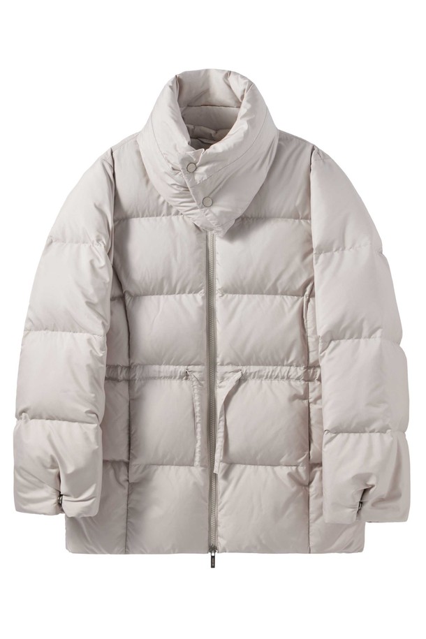 W 콤피 다운(머플러 세트) - 아이보리 (P244WDW304)는 겨울철 여성 데일리룩, 산책룩, 여행룩에 어울리는 다운 점퍼입니다. 부드러운 촉감의 고밀도 일본산 DICROS 원단과 RDS 인증 유럽산 구스다운, 필파워 700+의 우수한 보온성을 자랑합니다. 레귤러핏과 세미오버핏으로 제작되어 미니멀, 클래식, 캐주얼 스타일을 연출하기 좋으며, 허리 스트링 디테일로 핏 조절이 가능합니다. 방수, 방풍 기능에 다운프루프 처리까지 더해져 눈, 비에도 끄떡없으며, 구스다운 머플러 세트 구성으로 더욱 따뜻하게 착용할 수 있습니다.
