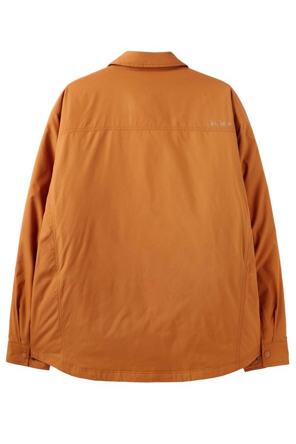 AERO WARM SHACKET 다운 - 오렌지 (P244MDW210)은 남성용 아우터 셔켓입니다. 초겨울부터 간절기까지 착용하기 좋으며, 캐주얼, 비즈니스 캐주얼, 아웃도어 등 다양한 TPO에 활용할 수 있습니다. 부드러운 촉감의 폴리에스테르 소재로 제작되었으며, 세미 오버핏과 오버핏 두 가지 스타일로 연출 가능합니다. RDS 인증 유럽산 구스다운, 필파워 700+의 뛰어난 보온성을 자랑하며, 발수 기능과 경량성을 더해 활동성을 높였습니다. 무지 디자인에 투포켓, 시그니처 와펜 디테일로 포인트를 주어, 미니멀하고 모던한 스타일을 완성합니다.
