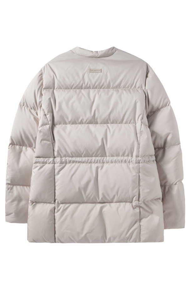 W 콤피 다운(머플러 세트) - 아이보리 (P244WDW304)는 겨울철 여성 데일리룩, 산책룩, 여행룩에 어울리는 다운 점퍼입니다. 부드러운 촉감의 고밀도 일본산 DICROS 원단과 RDS 인증 유럽산 구스다운, 필파워 700+의 우수한 보온성을 자랑합니다. 레귤러핏과 세미오버핏으로 제작되어 미니멀, 클래식, 캐주얼 스타일을 연출하기 좋으며, 허리 스트링 디테일로 핏 조절이 가능합니다. 방수, 방풍 기능에 다운프루프 처리까지 더해져 눈, 비에도 끄떡없으며, 구스다운 머플러 세트 구성으로 더욱 따뜻하게 착용할 수 있습니다.
