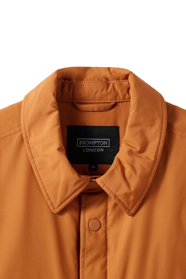 AERO WARM SHACKET 다운 - 오렌지 (P244MDW210)은 남성용 아우터 셔켓입니다. 초겨울부터 간절기까지 착용하기 좋으며, 캐주얼, 비즈니스 캐주얼, 아웃도어 등 다양한 TPO에 활용할 수 있습니다. 부드러운 촉감의 폴리에스테르 소재로 제작되었으며, 세미 오버핏과 오버핏 두 가지 스타일로 연출 가능합니다. RDS 인증 유럽산 구스다운, 필파워 700+의 뛰어난 보온성을 자랑하며, 발수 기능과 경량성을 더해 활동성을 높였습니다. 무지 디자인에 투포켓, 시그니처 와펜 디테일로 포인트를 주어, 미니멀하고 모던한 스타일을 완성합니다.
