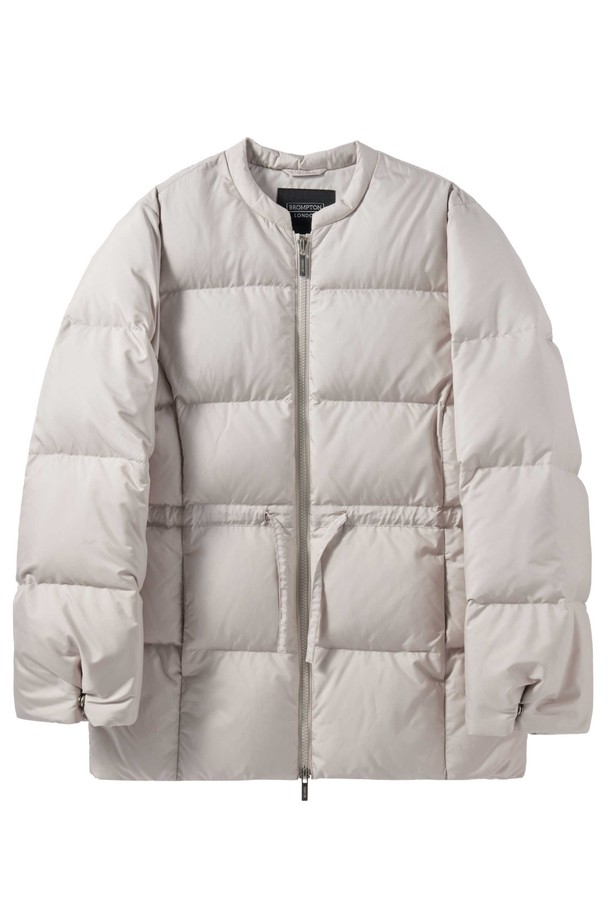 W 콤피 다운(머플러 세트) - 아이보리 (P244WDW304)는 겨울철 여성 데일리룩, 산책룩, 여행룩에 어울리는 다운 점퍼입니다. 부드러운 촉감의 고밀도 일본산 DICROS 원단과 RDS 인증 유럽산 구스다운, 필파워 700+의 우수한 보온성을 자랑합니다. 레귤러핏과 세미오버핏으로 제작되어 미니멀, 클래식, 캐주얼 스타일을 연출하기 좋으며, 허리 스트링 디테일로 핏 조절이 가능합니다. 방수, 방풍 기능에 다운프루프 처리까지 더해져 눈, 비에도 끄떡없으며, 구스다운 머플러 세트 구성으로 더욱 따뜻하게 착용할 수 있습니다.
