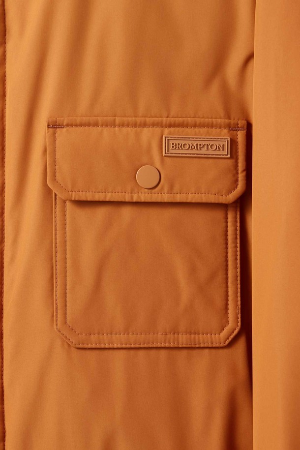 AERO WARM SHACKET 다운 - 오렌지 (P244MDW210)은 남성용 아우터 셔켓입니다. 초겨울부터 간절기까지 착용하기 좋으며, 캐주얼, 비즈니스 캐주얼, 아웃도어 등 다양한 TPO에 활용할 수 있습니다. 부드러운 촉감의 폴리에스테르 소재로 제작되었으며, 세미 오버핏과 오버핏 두 가지 스타일로 연출 가능합니다. RDS 인증 유럽산 구스다운, 필파워 700+의 뛰어난 보온성을 자랑하며, 발수 기능과 경량성을 더해 활동성을 높였습니다. 무지 디자인에 투포켓, 시그니처 와펜 디테일로 포인트를 주어, 미니멀하고 모던한 스타일을 완성합니다.
