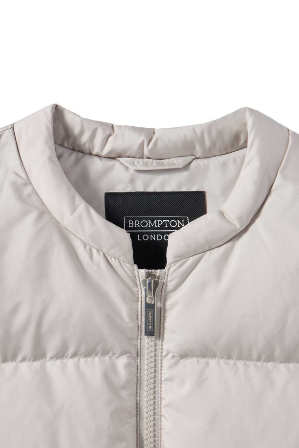 W 콤피 다운(머플러 세트) - 아이보리 (P244WDW304)는 겨울철 여성 데일리룩, 산책룩, 여행룩에 어울리는 다운 점퍼입니다. 부드러운 촉감의 고밀도 일본산 DICROS 원단과 RDS 인증 유럽산 구스다운, 필파워 700+의 우수한 보온성을 자랑합니다. 레귤러핏과 세미오버핏으로 제작되어 미니멀, 클래식, 캐주얼 스타일을 연출하기 좋으며, 허리 스트링 디테일로 핏 조절이 가능합니다. 방수, 방풍 기능에 다운프루프 처리까지 더해져 눈, 비에도 끄떡없으며, 구스다운 머플러 세트 구성으로 더욱 따뜻하게 착용할 수 있습니다.
