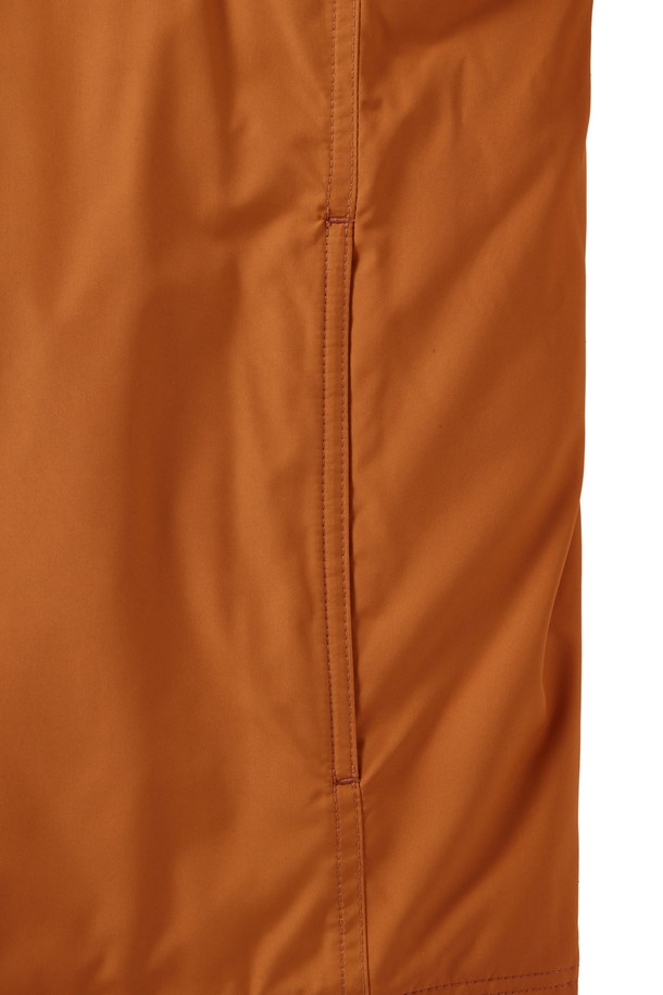 AERO WARM SHACKET 다운 - 오렌지 (P244MDW210)은 남성용 아우터 셔켓입니다. 초겨울부터 간절기까지 착용하기 좋으며, 캐주얼, 비즈니스 캐주얼, 아웃도어 등 다양한 TPO에 활용할 수 있습니다. 부드러운 촉감의 폴리에스테르 소재로 제작되었으며, 세미 오버핏과 오버핏 두 가지 스타일로 연출 가능합니다. RDS 인증 유럽산 구스다운, 필파워 700+의 뛰어난 보온성을 자랑하며, 발수 기능과 경량성을 더해 활동성을 높였습니다. 무지 디자인에 투포켓, 시그니처 와펜 디테일로 포인트를 주어, 미니멀하고 모던한 스타일을 완성합니다.
