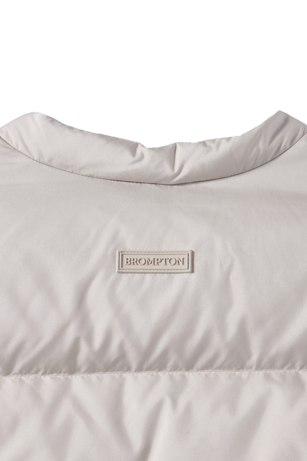 W 콤피 다운(머플러 세트) - 아이보리 (P244WDW304)는 겨울철 여성 데일리룩, 산책룩, 여행룩에 어울리는 다운 점퍼입니다. 부드러운 촉감의 고밀도 일본산 DICROS 원단과 RDS 인증 유럽산 구스다운, 필파워 700+의 우수한 보온성을 자랑합니다. 레귤러핏과 세미오버핏으로 제작되어 미니멀, 클래식, 캐주얼 스타일을 연출하기 좋으며, 허리 스트링 디테일로 핏 조절이 가능합니다. 방수, 방풍 기능에 다운프루프 처리까지 더해져 눈, 비에도 끄떡없으며, 구스다운 머플러 세트 구성으로 더욱 따뜻하게 착용할 수 있습니다.
