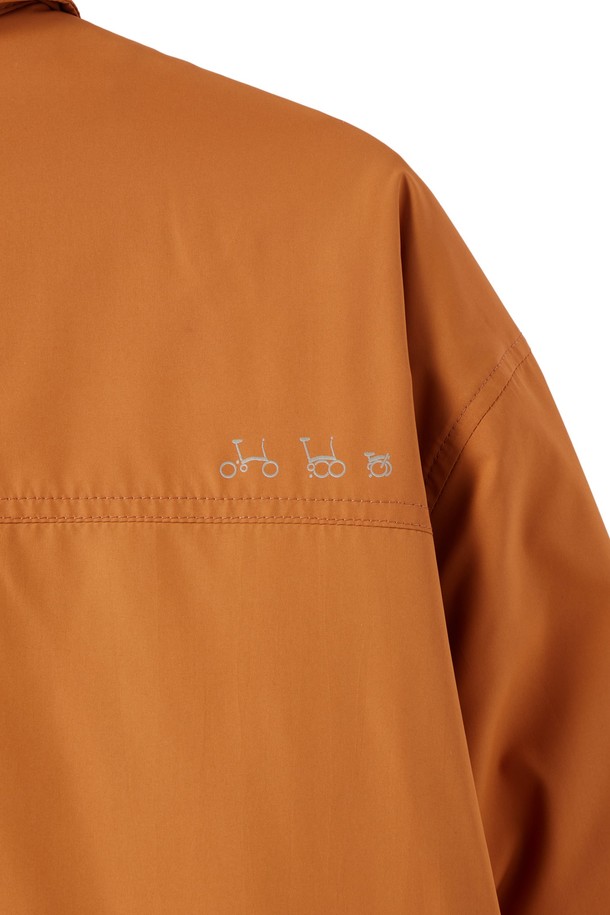 AERO WARM SHACKET 다운 - 오렌지 (P244MDW210)은 남성용 아우터 셔켓입니다. 초겨울부터 간절기까지 착용하기 좋으며, 캐주얼, 비즈니스 캐주얼, 아웃도어 등 다양한 TPO에 활용할 수 있습니다. 부드러운 촉감의 폴리에스테르 소재로 제작되었으며, 세미 오버핏과 오버핏 두 가지 스타일로 연출 가능합니다. RDS 인증 유럽산 구스다운, 필파워 700+의 뛰어난 보온성을 자랑하며, 발수 기능과 경량성을 더해 활동성을 높였습니다. 무지 디자인에 투포켓, 시그니처 와펜 디테일로 포인트를 주어, 미니멀하고 모던한 스타일을 완성합니다.
