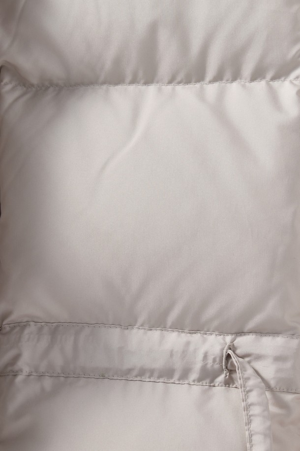 W 콤피 다운(머플러 세트) - 아이보리 (P244WDW304)는 겨울철 여성 데일리룩, 산책룩, 여행룩에 어울리는 다운 점퍼입니다. 부드러운 촉감의 고밀도 일본산 DICROS 원단과 RDS 인증 유럽산 구스다운, 필파워 700+의 우수한 보온성을 자랑합니다. 레귤러핏과 세미오버핏으로 제작되어 미니멀, 클래식, 캐주얼 스타일을 연출하기 좋으며, 허리 스트링 디테일로 핏 조절이 가능합니다. 방수, 방풍 기능에 다운프루프 처리까지 더해져 눈, 비에도 끄떡없으며, 구스다운 머플러 세트 구성으로 더욱 따뜻하게 착용할 수 있습니다.
