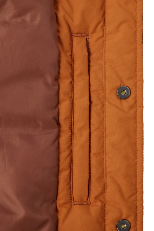 AERO WARM SHACKET 다운 - 오렌지 (P244MDW210)은 남성용 아우터 셔켓입니다. 초겨울부터 간절기까지 착용하기 좋으며, 캐주얼, 비즈니스 캐주얼, 아웃도어 등 다양한 TPO에 활용할 수 있습니다. 부드러운 촉감의 폴리에스테르 소재로 제작되었으며, 세미 오버핏과 오버핏 두 가지 스타일로 연출 가능합니다. RDS 인증 유럽산 구스다운, 필파워 700+의 뛰어난 보온성을 자랑하며, 발수 기능과 경량성을 더해 활동성을 높였습니다. 무지 디자인에 투포켓, 시그니처 와펜 디테일로 포인트를 주어, 미니멀하고 모던한 스타일을 완성합니다.
