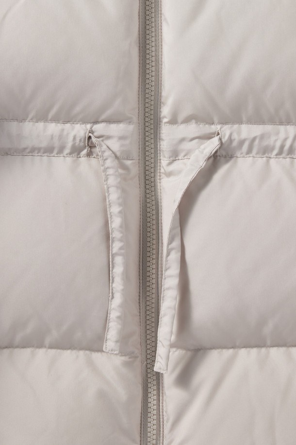 W 콤피 다운(머플러 세트) - 아이보리 (P244WDW304)는 겨울철 여성 데일리룩, 산책룩, 여행룩에 어울리는 다운 점퍼입니다. 부드러운 촉감의 고밀도 일본산 DICROS 원단과 RDS 인증 유럽산 구스다운, 필파워 700+의 우수한 보온성을 자랑합니다. 레귤러핏과 세미오버핏으로 제작되어 미니멀, 클래식, 캐주얼 스타일을 연출하기 좋으며, 허리 스트링 디테일로 핏 조절이 가능합니다. 방수, 방풍 기능에 다운프루프 처리까지 더해져 눈, 비에도 끄떡없으며, 구스다운 머플러 세트 구성으로 더욱 따뜻하게 착용할 수 있습니다.
