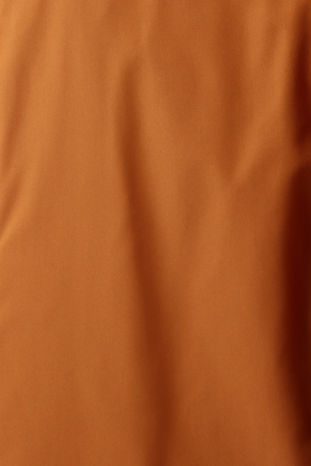 AERO WARM SHACKET 다운 - 오렌지 (P244MDW210)은 남성용 아우터 셔켓입니다. 초겨울부터 간절기까지 착용하기 좋으며, 캐주얼, 비즈니스 캐주얼, 아웃도어 등 다양한 TPO에 활용할 수 있습니다. 부드러운 촉감의 폴리에스테르 소재로 제작되었으며, 세미 오버핏과 오버핏 두 가지 스타일로 연출 가능합니다. RDS 인증 유럽산 구스다운, 필파워 700+의 뛰어난 보온성을 자랑하며, 발수 기능과 경량성을 더해 활동성을 높였습니다. 무지 디자인에 투포켓, 시그니처 와펜 디테일로 포인트를 주어, 미니멀하고 모던한 스타일을 완성합니다.
