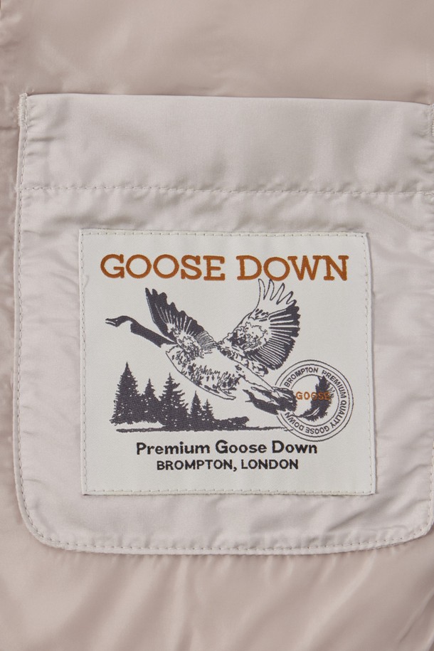 W 콤피 다운(머플러 세트) - 아이보리 (P244WDW304)는 겨울철 여성 데일리룩, 산책룩, 여행룩에 어울리는 다운 점퍼입니다. 부드러운 촉감의 고밀도 일본산 DICROS 원단과 RDS 인증 유럽산 구스다운, 필파워 700+의 우수한 보온성을 자랑합니다. 레귤러핏과 세미오버핏으로 제작되어 미니멀, 클래식, 캐주얼 스타일을 연출하기 좋으며, 허리 스트링 디테일로 핏 조절이 가능합니다. 방수, 방풍 기능에 다운프루프 처리까지 더해져 눈, 비에도 끄떡없으며, 구스다운 머플러 세트 구성으로 더욱 따뜻하게 착용할 수 있습니다.
