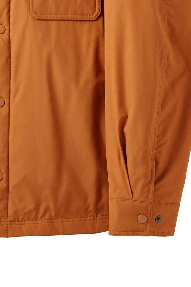 AERO WARM SHACKET 다운 - 오렌지 (P244MDW210)은 남성용 아우터 셔켓입니다. 초겨울부터 간절기까지 착용하기 좋으며, 캐주얼, 비즈니스 캐주얼, 아웃도어 등 다양한 TPO에 활용할 수 있습니다. 부드러운 촉감의 폴리에스테르 소재로 제작되었으며, 세미 오버핏과 오버핏 두 가지 스타일로 연출 가능합니다. RDS 인증 유럽산 구스다운, 필파워 700+의 뛰어난 보온성을 자랑하며, 발수 기능과 경량성을 더해 활동성을 높였습니다. 무지 디자인에 투포켓, 시그니처 와펜 디테일로 포인트를 주어, 미니멀하고 모던한 스타일을 완성합니다.
