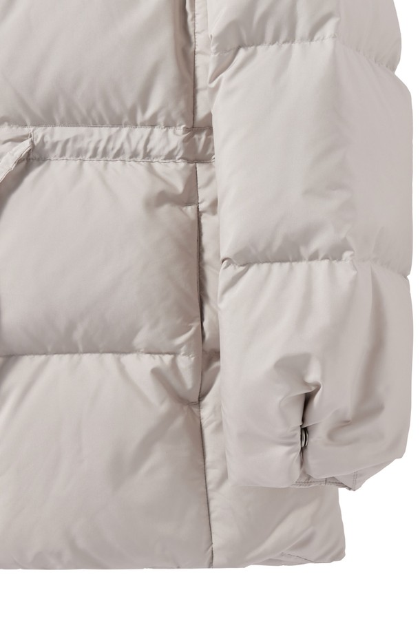 W 콤피 다운(머플러 세트) - 아이보리 (P244WDW304)는 겨울철 여성 데일리룩, 산책룩, 여행룩에 어울리는 다운 점퍼입니다. 부드러운 촉감의 고밀도 일본산 DICROS 원단과 RDS 인증 유럽산 구스다운, 필파워 700+의 우수한 보온성을 자랑합니다. 레귤러핏과 세미오버핏으로 제작되어 미니멀, 클래식, 캐주얼 스타일을 연출하기 좋으며, 허리 스트링 디테일로 핏 조절이 가능합니다. 방수, 방풍 기능에 다운프루프 처리까지 더해져 눈, 비에도 끄떡없으며, 구스다운 머플러 세트 구성으로 더욱 따뜻하게 착용할 수 있습니다.
