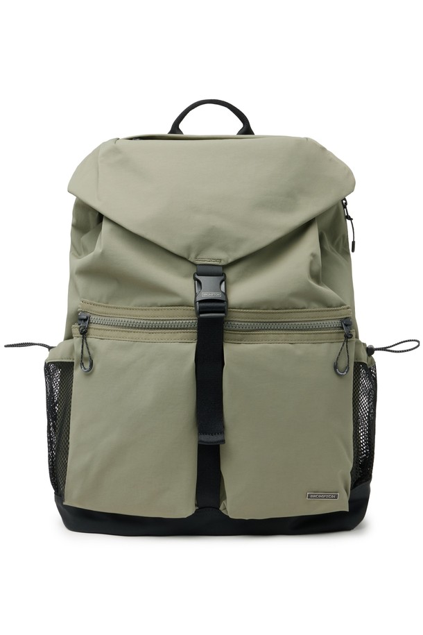 **REFLECTIVE BACKPACK - 카키 (P255ABG101)**

가볍고 실용적인 남녀공용 미디엄 사이즈 백팩입니다. 부드러운 나일론 REGEN 원단을 사용하여 편안한 착용감을 제공하며, 사각 형태에 카키 컬러, 무지 패턴으로 미니멀한 스타일을 연출합니다.  반사 기능과 방수 기능이 있어 일상 및 아웃도어 활동에 적합하며, 탈착 가능한 체스트 벨트와 양 사이드 메쉬 물병 포켓, 내부 노트북 포켓, 전면 투포켓, 앞포켓 내부 브랜드 포켓 등 다양한 수납공간을 갖추고 있습니다. 캐주얼, 미니멀, 고프코어 스타일의 여행룩을 완성해보세요.
