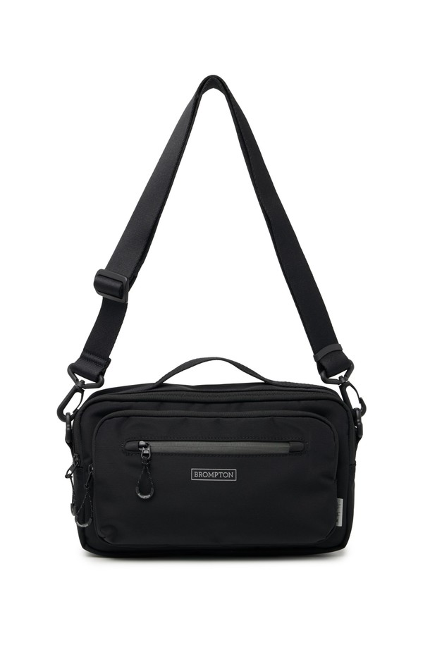 리플렉티브 크로스 백 - 블랙 (P255ACR103)은 미니멀, 시티보이, 캐주얼 스타일을 추구하는 남성을 위한 가방입니다. 일상, 출퇴근, 자전거, 시티웨어 등 다양한 용도로 활용할 수 있으며, 얇은 두께와 가벼운 착용감을 자랑합니다. 나일론과 폴리에스터 소재를 사용하여 내마모성과 경량성을 높였으며, 사각 모양의 미디엄 사이즈로 적절한 크기와 용량을 제공합니다. 지퍼, 버클, 리플렉티브 디테일이 돋보이며, 앞판 리플렉티브 지퍼, 리플렉티브 프린트 라벨, 뒷면 버클 스트랩, 고정용 스트랩 등의 특징을 갖추고 있습니다. 블랙과 네이비 두 가지 색상으로 출시되었으며, 리사이클 나일론 소재를 사용하여 제작되었습니다.
