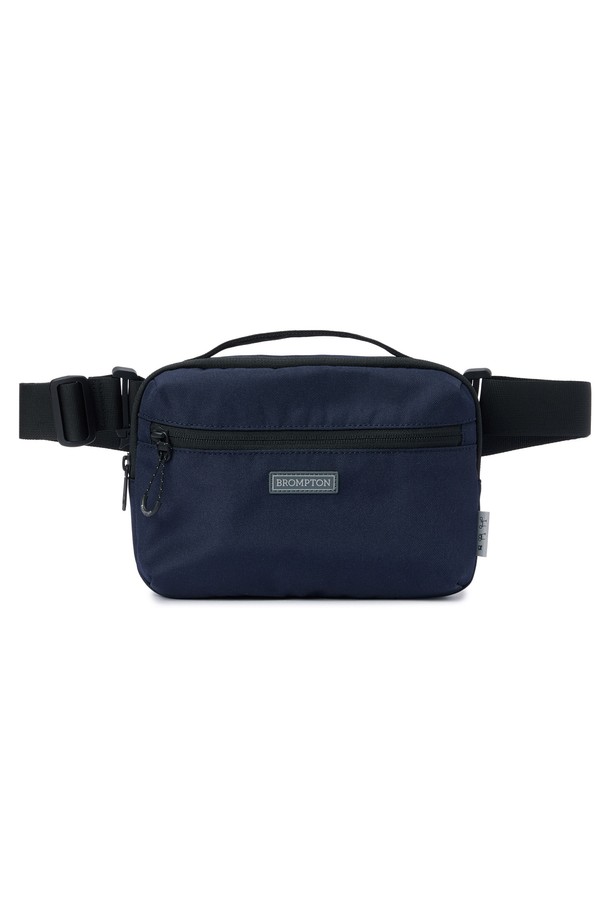 바이시클 미니백 - D/네이비 (P255ABB150)는 남성을 위한 미니 사이즈 가방입니다. 네이비 컬러의 폴리에스터와 나일론 소재로 제작되었으며, 로고 패턴과 반사 프린트 디자인이 특징입니다. 방수 기능과 패커블 디자인으로 실용성을 더했으며, 사이즈 조절이 가능합니다. 메쉬 소재 보강, 후면 지퍼, 가슴 벨트, 내부 수납 포켓, 프론트 브롬톤 로고가 돋보이며, 지퍼형 잠금 방식으로 내용물을 안전하게 보호합니다. 바이크 및 일상 용도로 사용하기 좋으며, 리플렉티브 프린트 적용으로 야간 시인성을 높였습니다.
