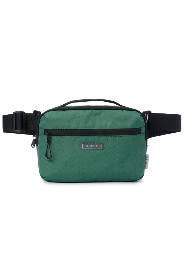 BICYCLE 미니백 - 그린 (P255ABB150)은 남녀 모두 착용 가능한 미니백입니다. 가볍고 얇은 두께감의 나일론과 폴리에스터 혼방 소재로 제작되었으며, 사각형 디자인에 무지 패턴으로 미니멀한 스타일을 연출합니다. 전면 포켓과 후면 관통 지퍼, 메쉬 소재 보강, 체스트 벨트 등의 실용적인 기능성을 갖추었습니다. 야외 활동, 데일리, 액티브 활동에 적합하며, 여행룩 연출에도 활용하기 좋습니다. 봄, 여름, 가을, 겨울 사계절 모두 착용 가능합니다.
