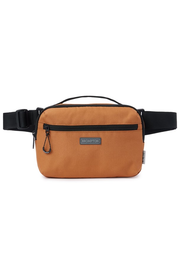 BICYCLE 미니백 - 오렌지 (P255ABB150)는 남녀 모두에게 잘 어울리는 미니백입니다. 나일론과 폴리에스터 소재로 제작되어 내구성이 뛰어나며, 얇은 두께와 사각 형태의 디자인이 특징입니다. 오렌지 컬러에 리플렉티브 로고와 메쉬 포켓으로 포인트를 주어, 캐주얼, 미니멀, 스포티한 스타일을 연출하기 좋습니다. 패커블 기능과 넉넉한 수납 공간, 체스트 벨트, 그리고 트렌디한 디자인으로 야외 활동, 일상, 액티브한 활동에 적합합니다. 지퍼형 잠금 방식이며, 신축성은 거의 없습니다.
