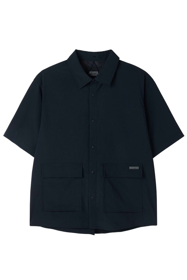 AIRO(에어로) 시어서커 하프 슬리브 섕킷 - 네이비 (P252MJK188)는 캐주얼, 스포티, 미니멀 스타일을 모두 아우르는 남녀 공용 여름 숏 재킷입니다. 얇고 부드러운 시어서커 소재로 제작되어 통기성이 뛰어나며, 레저, 일상, 사이클 활동 시에도 쾌적하게 착용할 수 있습니다. 반소매 기장과 버튼 여밈, 레귤러 핏으로 편안한 착용감을 제공하며, 백넥 패커블 스트랩과 백요크 라인 반사 소재, 외부 포켓 디테일이 특징입니다. 여행룩 연출에도 적합하며, 신축성과 패커블 기능을 갖춰 활동성을 높였습니다.
