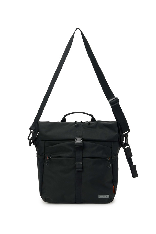 브롬톤 트래블 백 (BROMPTON TRAVEL BAG) - 블랙 (P255ABB151)은 일상과 레저, 자전거 활동에 모두 적합한 가방입니다. 블랙과 그레이 컬러, 미디엄 사이즈로 출시되었으며, 나일론과 폴리에스테르 소재를 사용하여 내구성이 뛰어납니다. 사각 모양에 브롬톤 로고 버클과 오렌지 라벨 포인트가 돋보이며, 벨크로형 잠금 방식으로 편리하게 사용할 수 있습니다. 15.7L의 넉넉한 볼륨으로 헬멧 수납이 가능하며, 크로스백과 토트백으로 활용 가능한 실용적인 디자인입니다.
