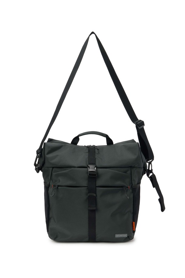 브롬톤 트래블 백 - C/그레이는 미디엄 사이즈, 무지 패턴의 남성용 가방입니다. 나일론과 폴리에스테르 소재로 제작되었으며, 사각형 모양에 브롬톤 로고 버클과 오렌지 라벨 디테일로 포인트를 주었습니다. 분리형 스트랩과 벨크로 잠금 방식, 헬멧 수납 기능이 있어 일상, 아웃도어, 통근 등 다양한 용도로 활용 가능합니다. 15.7L 용량으로 넉넉한 수납 공간을 제공하며, 미니멀, 캐주얼, 시티보이 스타일의 출근룩에 잘 어울립니다.
