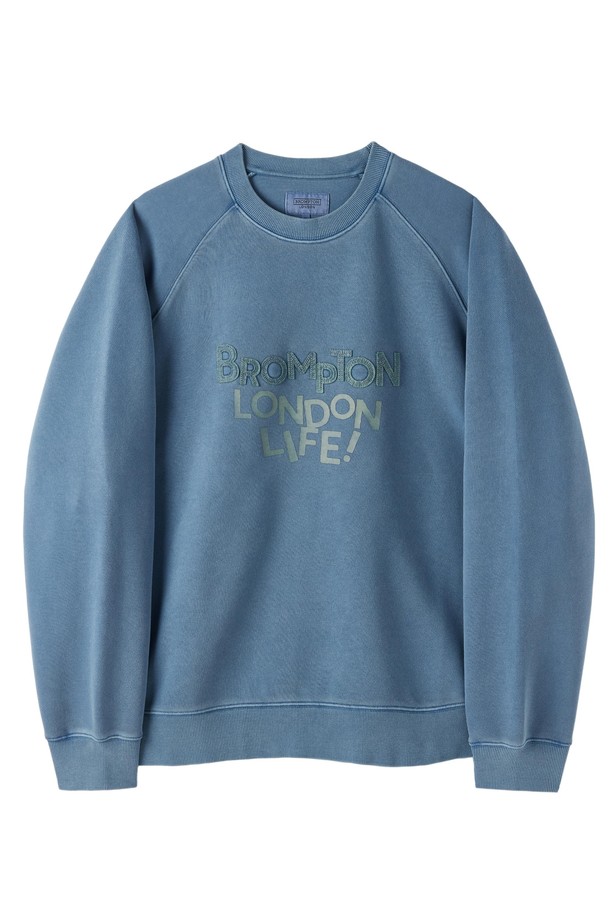 피그먼트 프린트 스웨트셔츠 - 블루는 캐주얼, 미니멀, 스트리트 스타일을 즐기는 분들을 위한 오버핏 스웨트셔츠입니다. 봄, 여름, 가을, 겨울 사계절 내내 활용 가능한 아이템으로, 일상생활에서 편안하게 착용할 수 있습니다. 래글런 숄더라인과 헤비 저지 원단으로 제작되어 편안한 착용감을 선사하며, 라운드넥 디자인으로 어떤 스타일에도 잘 어울립니다. 두꺼운 두께감과 피그먼트 프린트 디자인, 소매 포인트 라벨이 특징이며, 집콕룩, 겨울 데일리룩, 산책룩 등 다양한 TPO에 맞춰 스타일링할 수 있습니다.
