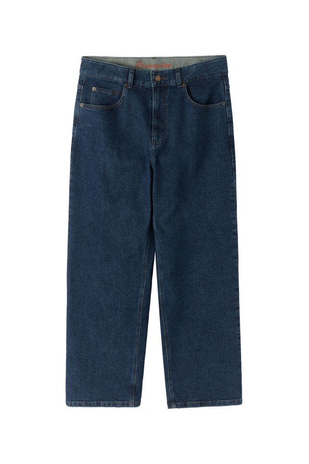 **칸디아니 데님 트라우저 - D/블루 (P253MDP462)**

칸디아니 데님 원단을 사용하여 제작된 데님 팬츠입니다. 가먼트 워싱 처리를 통해 자연스러운 색감과 부드러운 촉감을 선사합니다. 레귤러핏으로 편안한 착용감을 제공하며, 다양한 스타일링에 활용하기 좋습니다. 후면 안감과 포켓에 오렌지 컬러 1975 자수 디테일로 포인트를 더했습니다. 출근룩부터 데이트룩까지, 캐주얼하고 클래식한 스타일을 연출해보세요.
