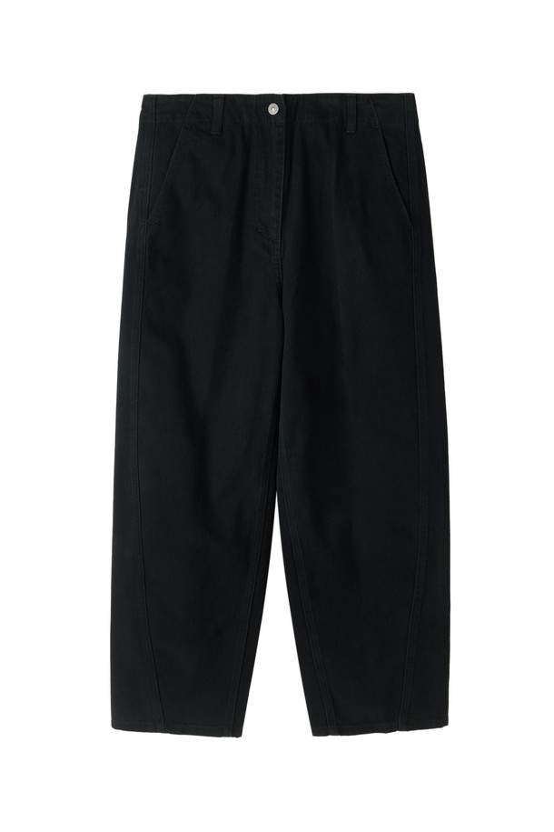 W 커브드 트라우저 - 블랙 (P253WPT402)는 일상에서 편안하게 착용하기 좋은 여성용 바지입니다. 밀도 높은 코튼 트윌 원단으로 제작되어 부드러운 촉감과 우수한 내구성을 자랑합니다. 캐주얼, 미니멀, 클래식 스타일을 모두 소화하며, 동네 마실룩이나 카페룩에 잘 어울립니다. 루즈핏의 텔렉스핏으로 볼륨감 있는 실루엣을 연출하며, 봄, 여름, 가을, 겨울 사계절 내내 활용 가능합니다. 블랙, 베이지, 브롬톤 세 가지 색상으로 출시되었습니다.
