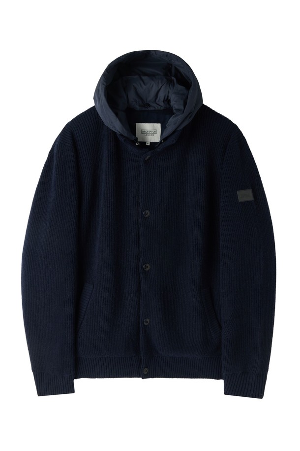HOOD 하이브리드 가디건 - 네이비 (P254UCD432)는 남성용 후드 하이브리드 가디건으로, 캐주얼 및 베이직 스타일을 추구하는 분들을 위한 제품입니다. 네이비와 오렌지 컬러로 출시되었으며, 봄, 가을, 겨울 세 계절 모두 착용 가능합니다. 나일론, 아크릴, 울, 폴리에스터 등 다양한 소재를 혼방하여 제작되었으며, 특히 울 소재 탈부착 후드로 다양한 스타일 연출이 가능합니다. 레귤러핏에 두꺼운 두께감, 부드러운 촉감으로 편안한 착용감을 제공하며, 캐시미어 블렌딩으로 고급스러운 느낌을 더했습니다. 일상, 산책, 여행 등 다양한 TPO에 활용할 수 있는 실용적인 아이템입니다.
