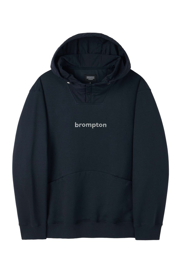 리플렉티브 자수 로고가 돋보이는 REFLECTIVE JERSEY HOOD - D/네이비 (P253UHD162) 후드티셔츠입니다. 네이비 및 베이지 컬러로 출시되어, 공용으로 착용 가능하며, 일상, 사이클, 아웃도어 활동에 적합합니다. 봄, 가을 시즌에 어울리는 중간 두께감과 부드러운 촉감의 면, 폴리에스테르, 나일론 혼방 소재로 제작되었습니다. 자전거 핸들바 형태의 앞주머니와 어깨에서 허리까지 드롭 실루엣, 액센트 컬러 포인트 후드가 특징이며, 재귀반사 기능을 더해 스포티하고 캐주얼한 스타일을 연출합니다. 동네 마실룩, 산책룩, 캠핑룩 등 다양한 TPO에 활용하기 좋습니다.
