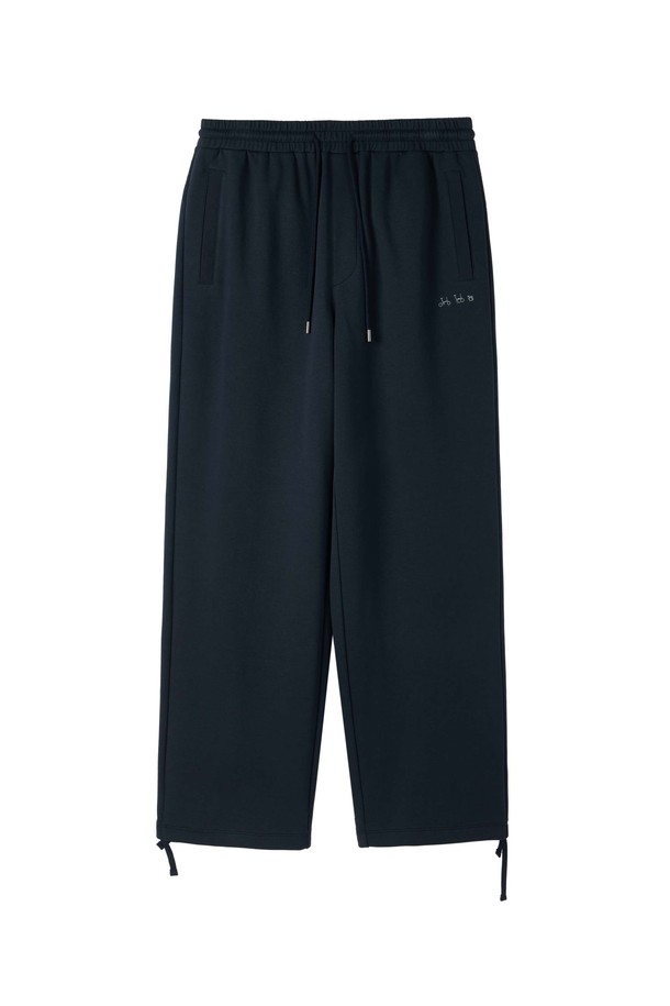 리플렉티브 저지 트라우저 - D/네이비 (P253UPT162)는 봄, 가을 시즌에 적합한 조거핏 긴 바지입니다. 면, 폴리에스터, 나일론 혼방 소재로 제작되어 탄탄한 촉감을 선사하며, 신축성이 있어 편안하게 착용 가능합니다. D/네이비 컬러의 무지 패턴에 루즈핏 디자인으로 스포티, 캐주얼, 미니멀 스타일을 연출합니다. 우븐 배색 포켓, 우븐 패치 디테일, 밑단 스트링, 자전거 자수 포켓, 신축성 허리밴딩 등의 디테일이 돋보이는 제품입니다. 일상, 사이클, 동네 마실룩, 여행룩, 피트니스룩 등 다양한 TPO에 활용할 수 있습니다.
