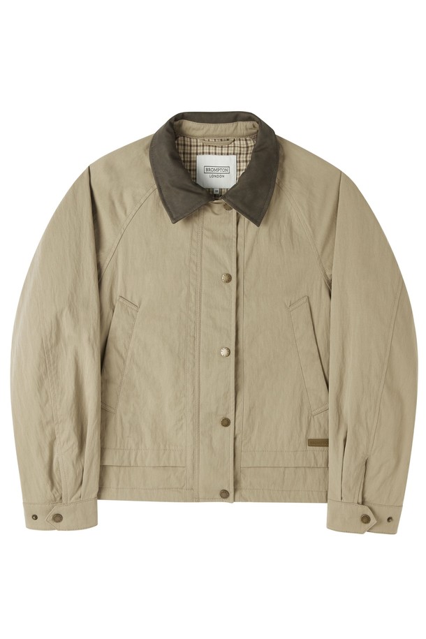 W 그린포드 재킷 - 베이지 (P253WJK420)는 여성 고객을 위한 아우터입니다. 클래식과 모던 스타일을 결합한 디자인으로, 봄, 여름, 가을, 겨울 사계절 모두 착용 가능합니다. 하이덴시티 코튼 원단을 사용하여 제작되었으며, 칼라 콘트라스트 디테일, 앞뒤 윙 디테일, 래글런 소매, 트렌치코트에서 영감을 받은 디자인이 특징입니다.  베이지, 그린, 오렌지 세 가지 색상으로 출시되었으며, 오버핏으로 제작되어 편안한 착용감을 제공합니다. 데이트룩, 출근룩, 모임룩 등 다양한 TPO에 활용할 수 있는 활용도 높은 필드 재킷입니다.
