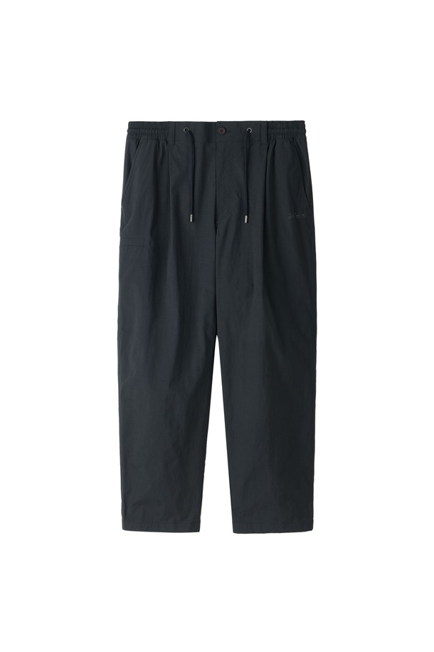 캐럿 트라우저 - C/그레이 (P253MPT103)는 캐주얼, 스포티, 미니멀 스타일을 아우르는 바지입니다. 봄, 여름, 가을, 겨울 사계절 모두 착용 가능하며, 캠핑, 사이클, 일상생활 등 다양한 용도로 활용할 수 있습니다. 나일론, 면, 폴리에스테르, 폴리우레탄 혼방 소재로 제작되어 방수 및 신축성이 뛰어나며 편안한 착용감을 제공합니다. 허리 스트링과 밴딩 처리로 편안한 착용감을 선사하며, 원턱 디테일과 힙, 허벅지 부분 활동성 강화 디자인으로 활동성을 높였습니다. 그레이 컬러에 무지 패턴으로 어떤 스타일에도 쉽게 매치할 수 있는 실용적인 아이템입니다.
