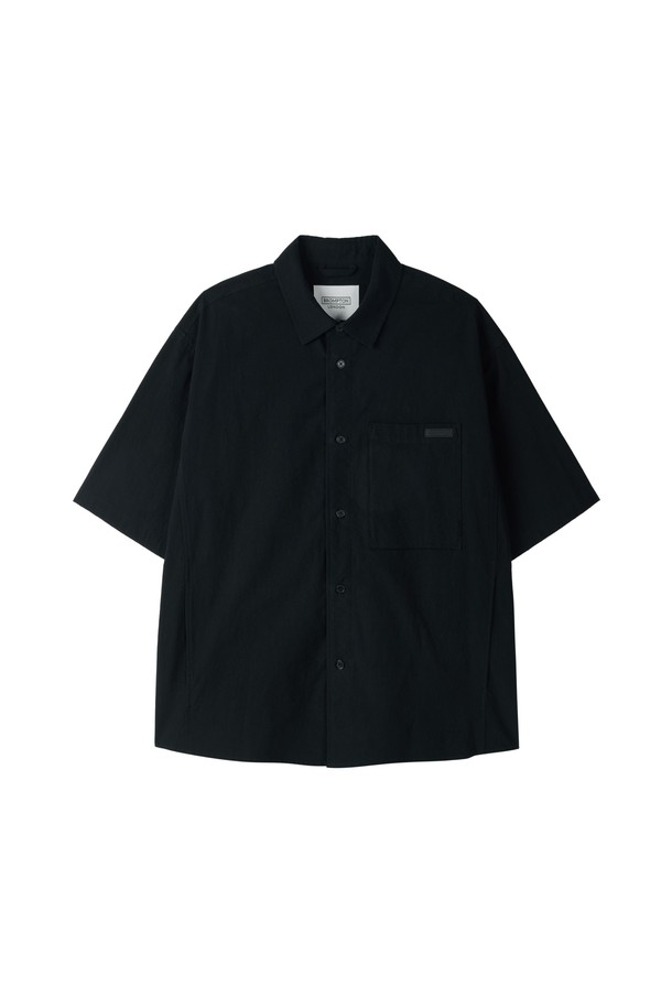 마이크로 시어서커 셋업 하프 슬리브 셔켓 - 블랙 (P252MJK484)은 봄, 여름 시즌에 어울리는 베이직 스타일의 셔켓입니다. 시원한 면 소재와 얇은 두께감으로 쾌적한 착용감을 선사하며, 세미 오버핏으로 편안하게 연출할 수 있습니다. 반소매 디자인과 시어서커 패턴이 특징이며, 데이트룩, 카페룩 등 다양한 TPO에 활용하기 좋습니다. 사이드 포켓과 베이직 칼라, 버튼 여밈 방식, 그리고 세트 상품 구성으로 실용성을 더했습니다. 캐주얼, 미니멀, 클래식 스타일을 즐겨 입는 분들께 추천합니다.
