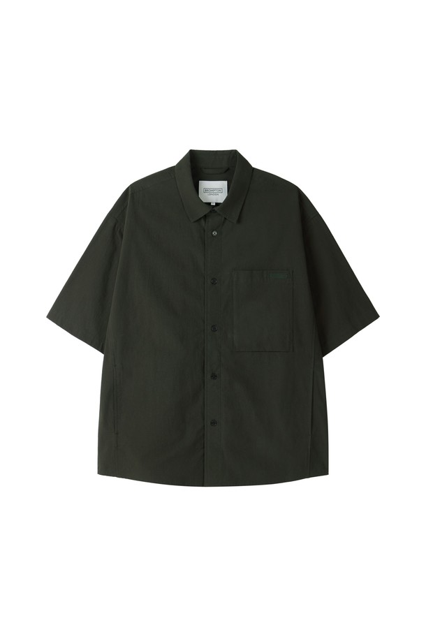 마이크로 시어서커 세트 하프 슬리브 셔켓 - 카키 2 (P252MJK484)는 봄, 여름 시즌에 적합한 남녀 공용 자켓입니다. 캐주얼하고 베이직한 스타일로, 데이트룩이나 카페룩에 활용하기 좋습니다. 시원한 촉감의 면, 폴리에스터 혼방 소재의 얇은 두께감으로 편안하게 착용 가능하며, 세미 오버핏으로 제작되었습니다. 반소매 기장의 셔켓으로, 베이직 칼라와 사이드 포켓 디테일이 돋보이며, 세트 상품으로 구성되어 활용도를 높였습니다.
