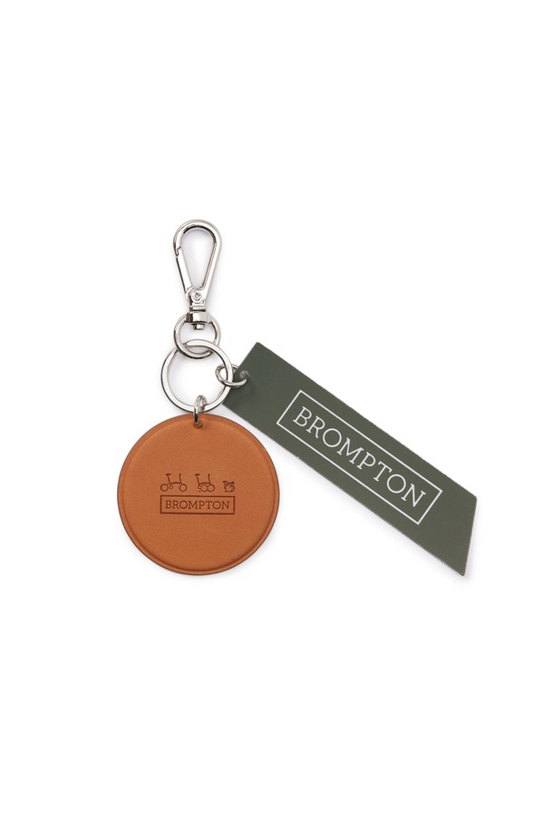 BICYCLE GRAPHIC KEYRING - 오렌지 (P255AAC410)는 클래식한 무드의 키링입니다. 인조가죽과 폴리우레탄 소재로 제작되었으며, 엠보싱 처리된 자전거 폴딩 로고와 레트로 타이포그래피 디자인이 특징입니다. 오렌지, 카키, 머스타드 세 가지 색상으로 출시되었으며, 일상복이나 산책룩 등 다양한 TPO에 활용 가능합니다. 가방이나 자전거에 걸어 포인트를 줄 수 있으며, 재귀 반사 기능으로 야간에도 안전성을 확보했습니다. 클래식, 캐주얼, 레트로 스타일을 즐기는 분들에게 적합한 아이템입니다.
