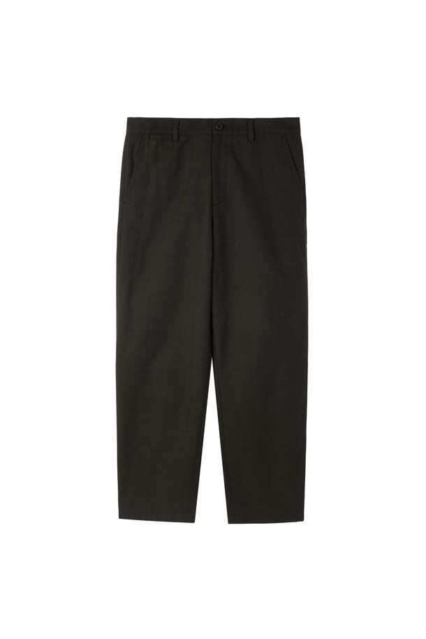 브라운 컬러의 체크 패턴이 돋보이는 체커드 트라우저스입니다. 남성용 긴바지로, 봄, 가을에 착용하기 좋습니다. 폴리에스테르 소재로 제작되어 편안한 착용감을 제공하며, 레귤러 핏으로 제작되었습니다. 클래식하고 베이직한 스타일에 오피스룩, 비즈니스 캐주얼, 출근룩 등 다양한 TPO에 활용 가능합니다. 미니멀한 스타일을 선호하는 분들께 추천합니다.
