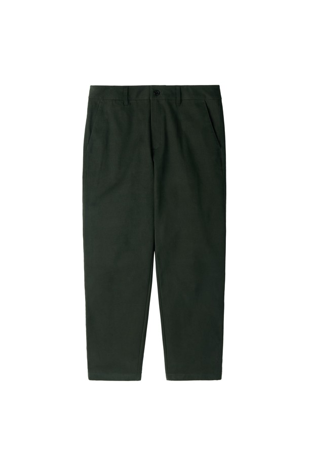 브러쉬드 베이직 트라우저 - G/KHAKI (P254MPT436)는 가을, 겨울 시즌을 위한 데일리룩 필수 아이템입니다. 베이지와 카키 두 가지 컬러로 출시되었으며, 부드러운 터치감의 브러쉬드 가공이 특징입니다. 면, 폴리에스테르, 폴리우레탄 혼방 소재로 제작되어 신축성이 뛰어나 편안한 착용감을 선사합니다. 레귤러핏과 와이드 핏으로 캐주얼, 미니멀, 클래식 등 다양한 스타일을 연출할 수 있으며, 보온성을 높여 겨울철에도 따뜻하게 입을 수 있습니다. 무지 디자인에 중간 두께감으로 어떤 상의와도 잘 어울립니다.
