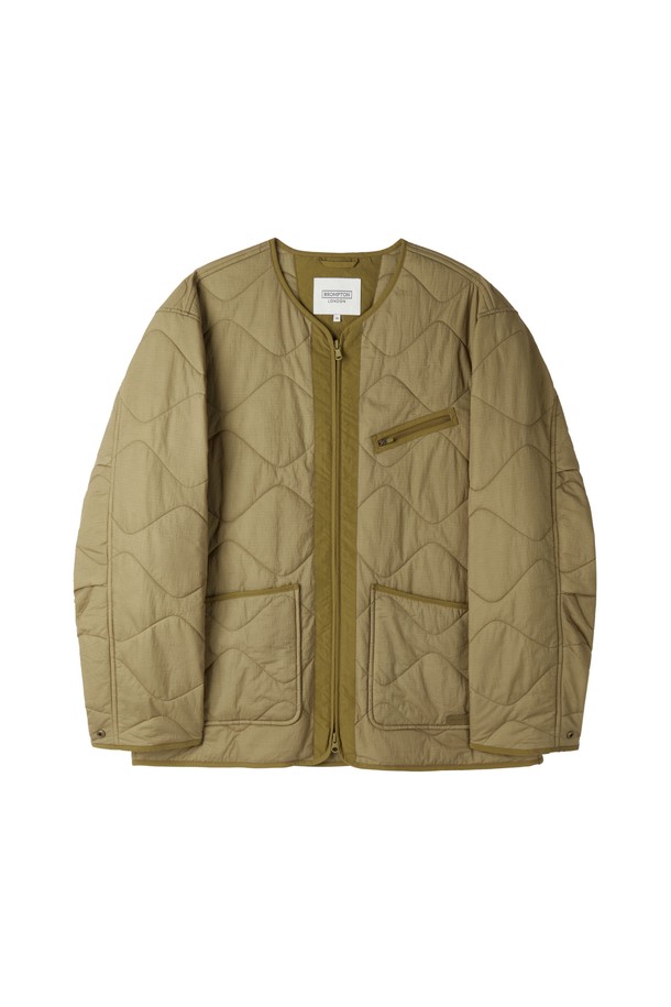 BRITISH CAMPER QUILTED JACKET - 베이지 (P254UPD430)는 캐주얼 스타일의 퀼팅 자켓입니다. 봄, 가을, 겨울 계절에 활용 가능하며, 일상 및 데이트룩, 가을 나들이룩에 적합합니다. 레귤러핏으로 제작되었으며, 립스탑 원단과 입체적인 질감, 부분 배색 원단이 특징입니다. 지퍼형 여밈 방식과 라운드넥 코트 타입으로, 가슴 지퍼 디테일과 뒷넥 지퍼, 사이드 고정 고리가 디자인되었습니다. 나일론, 면, 폴리에스터 혼방 소재로 제작되어 이너 레이어링이 용이합니다.
