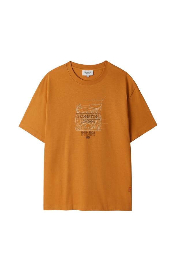1975 HALF SLEEVE T-SHIRT - 오렌지 (P253UTS501)는 면 소재의 부드러운 촉감이 돋보이는 반팔 티셔츠입니다. 넉넉한 세미 오버핏으로 편안한 착용감을 선사하며, 라운드넥 디자인으로 제작되었습니다. 봄, 여름, 가을 계절에 데일리웨어로 활용하기 좋으며, 캐주얼, 미니멀, 스트리트 스타일을 연출할 수 있습니다. 1975 프린트와 자전거 프린트가 포인트이며, 50주년 기념 라벨이 부착되어 특별함을 더합니다. 동네 마실룩이나 산책룩으로 활용하기 좋은 아이템입니다.
