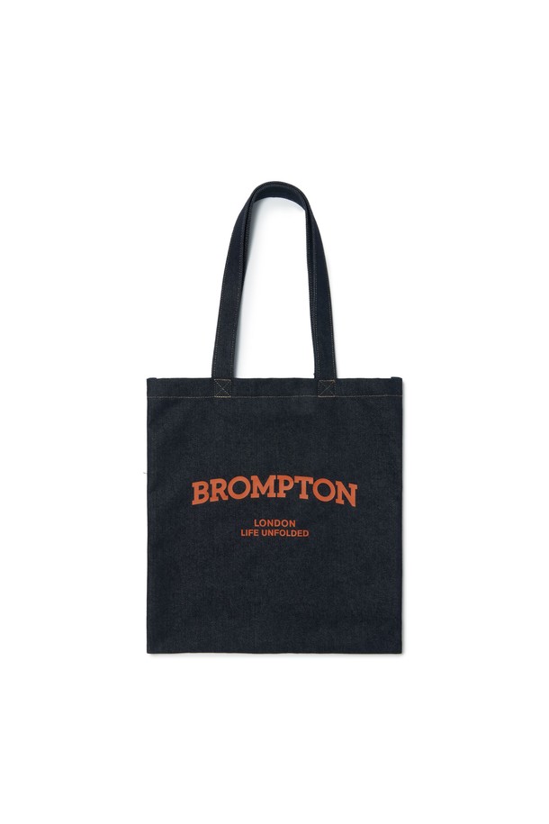 1975 에코백 - 인디고 (P255ATO501)는 캐주얼 및 미니멀 스타일을 선호하는 남성을 위한 가방입니다. 면과 폴리에스터 혼방의 튼튼한 소재로 제작되었으며, 가볍고 편안한 착용감을 제공합니다. 인디고 컬러에 로고 패턴이 돋보이며, 사각 모양의 미디엄 사이즈로 일상 및 캐주얼 용도로 활용하기 좋습니다. 오픈형 잠금 방식과 '프린트' 및 '라벨' 디자인 장식이 특징이며, 50주년 기념 제품으로 소장 가치를 더합니다. 봄, 여름, 가을, 겨울 사계절 모두 사용 가능합니다.
