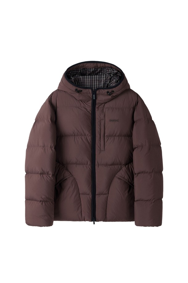 CURVED DOWN - BRICK (P254UDW138)는 부드러운 촉감의 폴리에스테르 소재로 제작된 여성용 패딩 점퍼입니다. 브라운 및 버건디 컬러로 출시되었으며, 캐주얼 및 미니멀 스타일을 연출하기 좋습니다. 겨울철 일상복으로 적합하며, 두꺼운 두께감과 오버핏, 후드 및 퍼프소매 디자인으로 포근함을 더했습니다. 집업 방식으로 간편하게 착용할 수 있으며, 크롭 기장으로 스타일리시함을 강조했습니다. 안감은 패딩 처리되어 보온성을 높였습니다.
