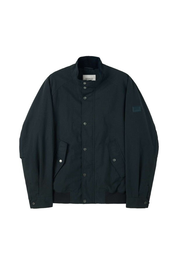 네이비 컬러의 BRITISH CAMPER 재킷 (P253MJK421)입니다. 가을, 겨울에 적합한 오버핏, 세미오버핏의 베이직 스타일 아우터로, 데이트룩, 가을 나들이룩, 겨울 데일리룩에 활용하기 좋습니다. 래글런 소매 디자인과 체크 패턴 라이닝이 특징이며, 고밀도 코튼-나일론 혼방 소재에 색상별 다른 패턴을 적용했습니다. 면, 폴리에스테르, 아크릴, 울, 폴리우레탄을 혼방하여 중간 두께감과 약간 두꺼운 두께감으로 제작되었습니다. 클래식, 미니멀, 캐주얼 스타일을 즐기는 분들께 추천합니다.
