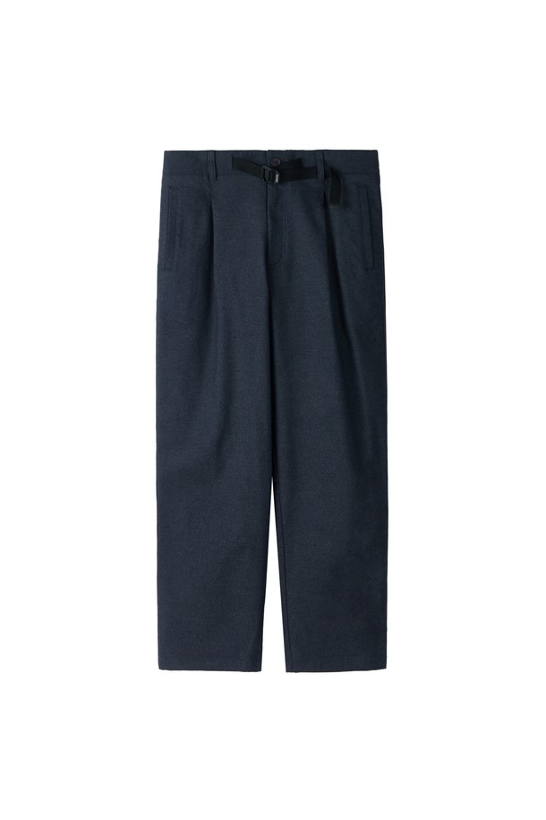 REGULAR FIT PANTS - INDIGO (P254MPT130)는 가을, 겨울 시즌에 어울리는 레귤러 핏 팬츠입니다. 면, 폴리에스테르, 레이온, 폴리우레탄 혼방 소재로 제작되어 캐주얼한 무드를 연출하며, 두꺼운 두께감으로 따뜻하게 착용할 수 있습니다. 허리부터 발목까지 깔끔하게 떨어지는 직선 실루엣과 원턱 디자인이 특징이며, 뒷포켓 웰트 포인트로 포인트를 더했습니다. 데님과 같은 외관으로 겨울 데일리룩, 동네 마실룩, 출근룩 등 다양한 TPO에 활용하기 좋으며, 캐주얼, 미니멀, 클래식 스타일을 즐기는 분들께 추천합니다.
